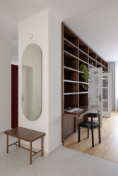 Vestavěný nábytek sjednocuje jednotlivé části interiéru. (Byt Mariánska v Bratislavě, NOIZ architekti)