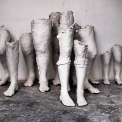 Dagmar Kropáčová Morová, Nohy / dav, 2017, sádra