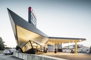 Daniel Zerzán navrhl geometricky tvarovanou čerpací stanici v pražské Uhříněvsi