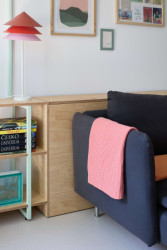 Pohled do obývacího pokoje (Byt v paneláku od hurá studio)