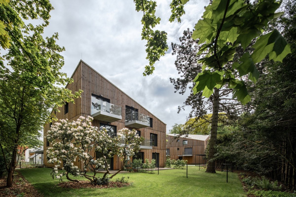Viladomy v Kamenici, NEW HOW architekti:: zelený areál navrhlo krajinářské studio Partero