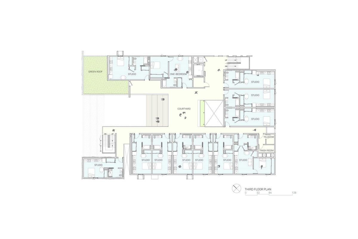 Půdorys 3.NP: Dvůr pokračuje i do nejvyššího patra, kde je také střešní zahrada. (Rose Apartments v Los Angeles, Brooks & Scarpa)