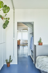 Maria Maninová (MAAT), Rekonstrukce bytu v Krči - modrá podlaha z polyuretanu dává vyniknout nábytku, zároveň příjemně odráží a roznáší světlo