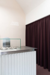 Interiér zmrzlinárny v Brně od architektky Barbory Kudelové