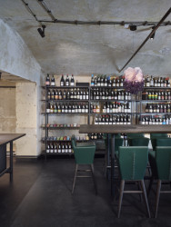 Restaurace Marie B, Olgoj Chorchoj: Ve vedlejším prostoru restaurace se nachází vinotéka. Přes den si tam můžete koupit víno domů nebo u něj rovnou posedět, večer se vinotéka propojí s Marií B