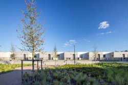 V obytném souboru Dolina v Lysolajích jsou jak soukromé tak veřejné stavby. (Obytný soubor Dolina v Lysolajích, knesl kynčl architekti)