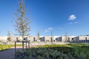 V obytném souboru Dolina v Lysolajích jsou jak soukromé tak veřejné stavby. (Obytný soubor Dolina v Lysolajích, knesl kynčl architekti)