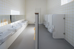 Bílé koupelny se liší jen v detailech, například v barvě spárovací hmoty.(MŠ Podhrad, sporadical)