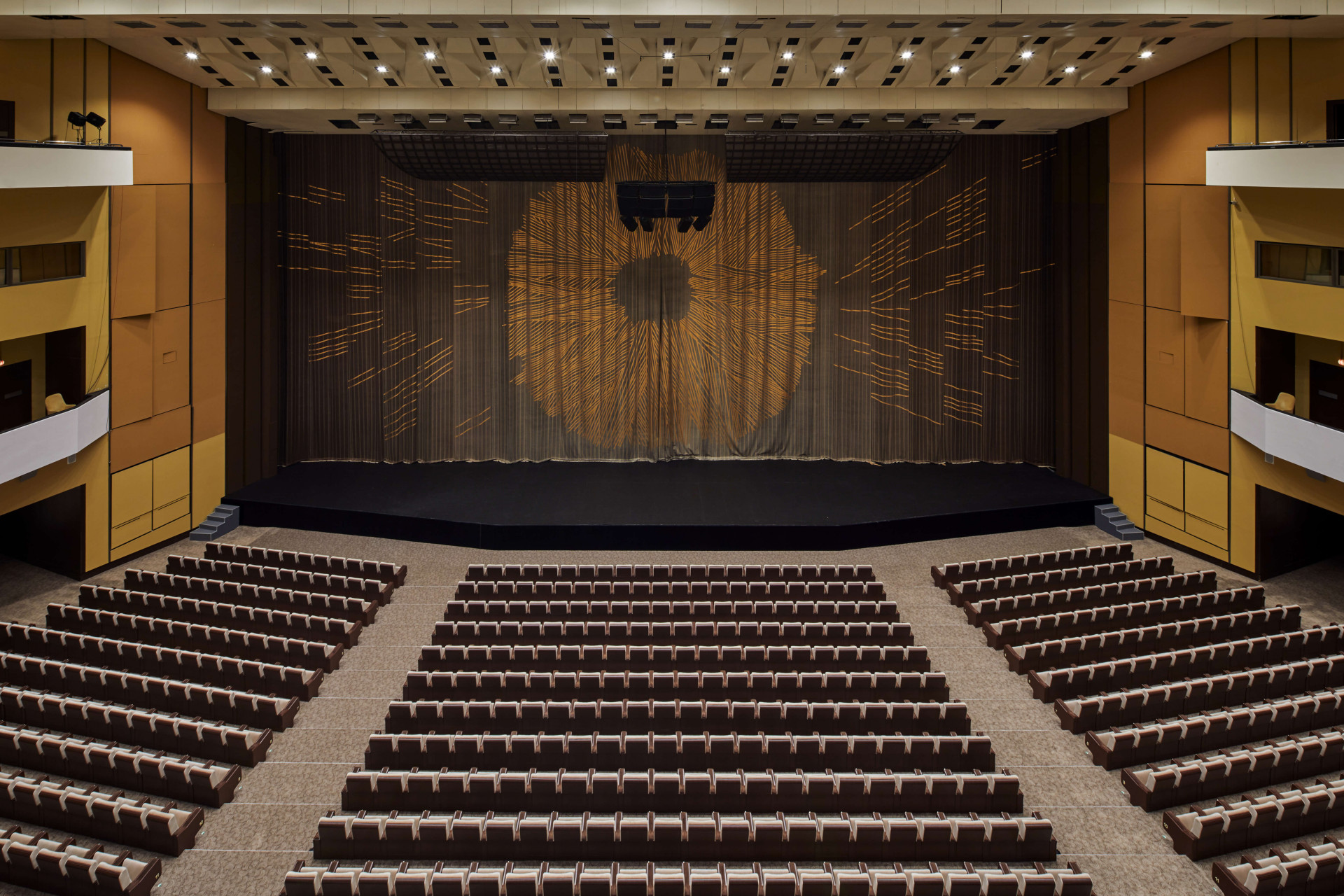 Součástí sálu s velmi dobrou akustikou je opona Slunce od výtvarníka Aloise Fyšárka a malířky Ivy Slavíčkové - vůbec největší textilní dílo vytvořené metodou Art Protis (jde o kombinaci tkaní a nažehlování).