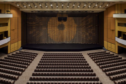 Součástí sálu s velmi dobrou akustikou je opona Slunce od výtvarníka Aloise Fyšárka a malířky Ivy Slavíčkové - vůbec největší textilní dílo vytvořené metodou Art Protis (jde o kombinaci tkaní a nažehlování).