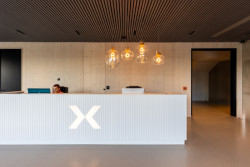 Architekti postavili celý interiér na jedinečných pohledových prvcích panelů NOVATOP, které zajišťují jednotný a harmonický vzhled všech přiznaných ploch. 