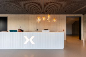 Architekti postavili celý interiér na jedinečných pohledových prvcích panelů NOVATOP, které zajišťují jednotný a harmonický vzhled všech přiznaných ploch. 