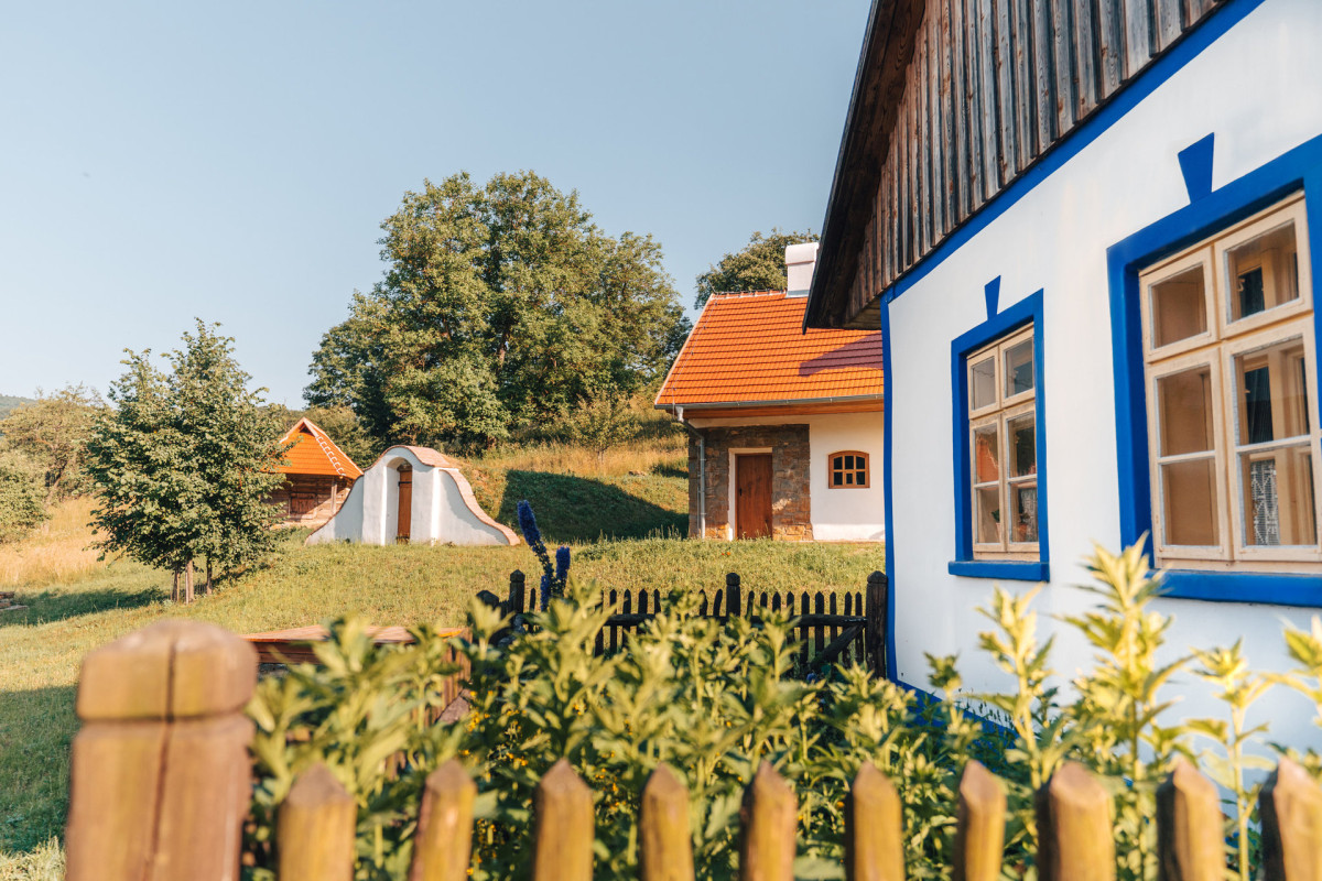 Sušírna ovocem, sklep, učebny (hospodářské stavení) a modrý domek (Janúšova chalupa) (Obnova Janúšovy usedlosti na Žítkové; Hlinaři)