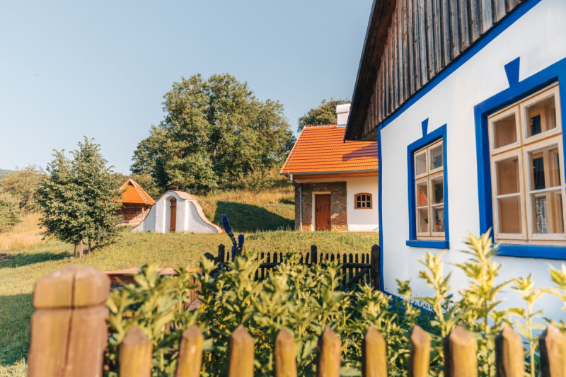 Sušírna ovocem, sklep, učebny (hospodářské stavení) a modrý domek (Janúšova chalupa) (Obnova Janúšovy usedlosti na Žítkové; Hlinaři)