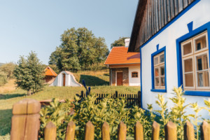 Sušírna ovocem, sklep, učebny (hospodářské stavení) a modrý domek (Janúšova chalupa) (Obnova Janúšovy usedlosti na Žítkové; Hlinaři)