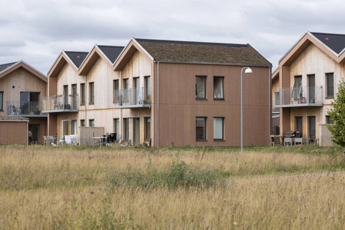 Rezidenční oblast Tankefuld ve Svendborgu v Dánsku. Pro splynutí domů s okolím bylo zvoleno opláštění Swisspearl Patina Original.