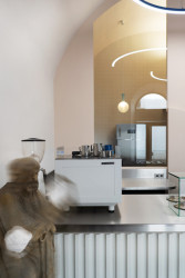 Interiér zmrzlinárny v Brně od architektky Barbory Kudelové