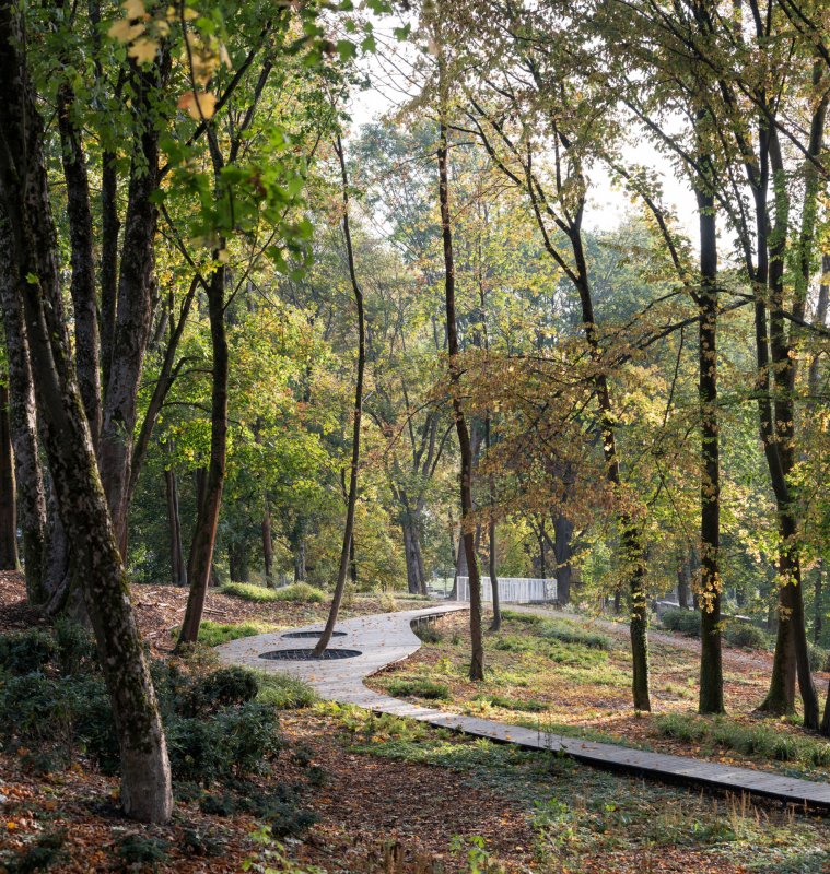 Nad terénem zničeného hřbitova vede chodník...(SOA architekti, ateliér KONCEPT, Park historie v Aši)