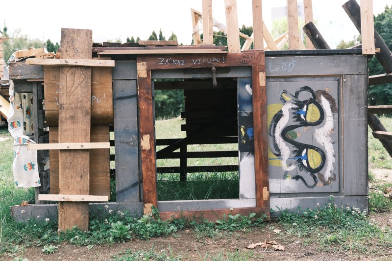 Inspiraci našli tvůrci ze spolku Město přátelské k dětem na hřištích v Dánsku nebo Německu. (Hřiště, kde se staví bunkry; Město přátelské dětem)