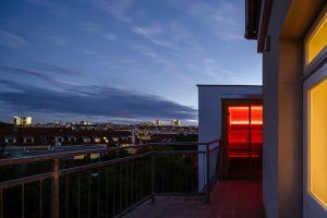 Sauna a výhled (Nová dispozice bytu na Vinohradech; Architéka)