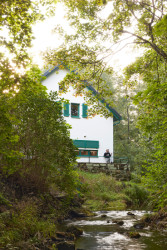 Přes pozemek teče potok, dá se pozorovat z terasy. (Rodinný dům Chřibská od 0,5 Studio)