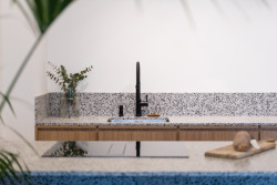 Interiérová designérka Diana Perknovská navrhla byt pro svou sestru, ve kterém se snoubí světlé barvy s přírodními materiály