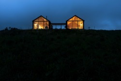 Modulární dvojdům od architekta jménem Rubén Gómez Gañán v Kolumbii