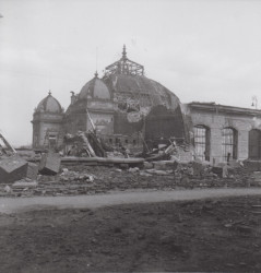 Budova plzeňského vlakového nádraží po náletu v dubnu 1945
