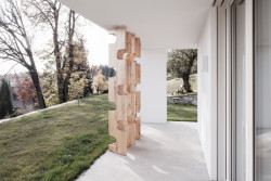 Obytná část domu stojí na obdélníkovém půdoryse a otevírá se směrem dolů ze svahu