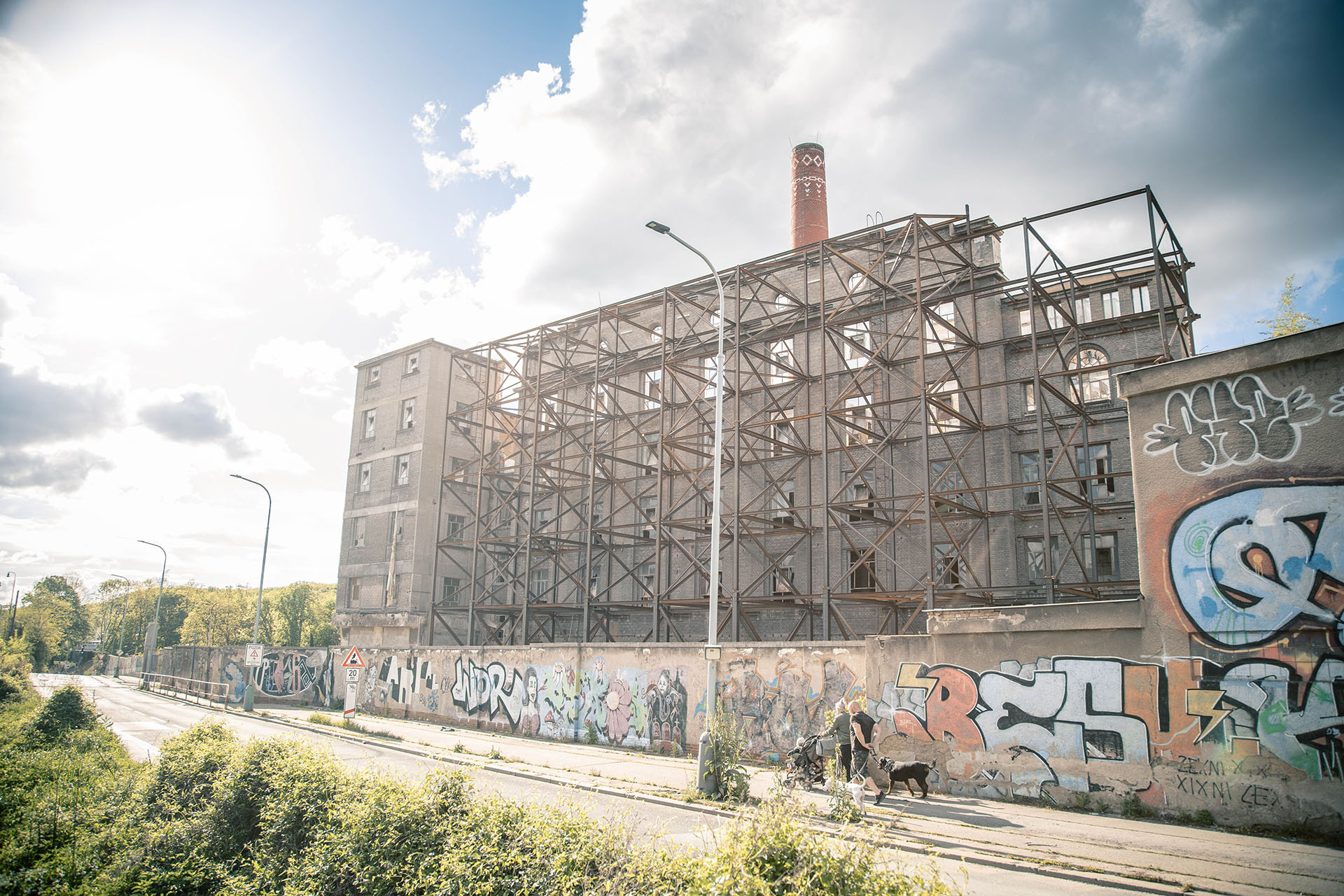 Fasáda parního mlýna se stala součástí nového areálu, stejně jako památkově chráněná administrativní budova. Zbytek je pryč, roste zde komplex Vysočanský mlýn, který bude mít celkem 660 bytů. 