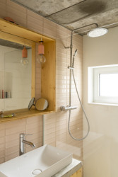 Jedno WC a koupelna se nachází v zázemí vstupní části domu. (Úzký patrový dům v Žilině, architektonické studio treea - architekt Peter Kasman.)