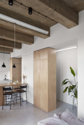 Dalším důležitým krokem rekonstrukce, který vdechnul bytu duši, bylo odhalení stropních betonových konstrukcí. (Rekonstrukce bytu Hradešínská, Ateliér Důmysl)