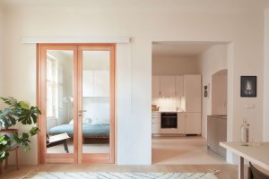 Ložnici lze propojit s kuchyní a obývacím pokojem. (Plus One Architects, byt ve Vršovicích)