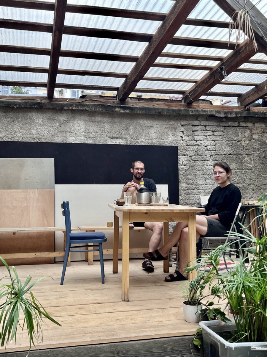Anna Svobodová a Ondřej Blaha spolupracují už od školy. Ateliér na Letné se zahradou a pergolou obývají s dalšími architekty