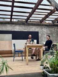 Anna Svobodová a Ondřej Blaha spolupracují už od školy. Ateliér na Letné se zahradou a pergolou obývají s dalšími architekty