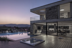 Vila s krytým bazénem od Petra Dobrovolného