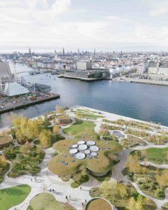 V srdci hustě zastavěného historického centra Kodaně vznikl plovoucí zelený ostrov Opera Park navržený tamním architektonickým studiem Cobe. Neslouží ale pouze jako park. Pod hladinou vody se nachází parkoviště až pro tři stovky aut. 