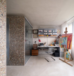 Papundekl architekti - Tři boxy z Packwallu v otevřeném prostoru: Investorem je výtvarník Jan Bárta, otec jednoho ze zakladatelů studia Papundekl architekti