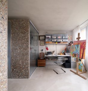 Papundekl architekti - Tři boxy z Packwallu v otevřeném prostoru: Investorem je výtvarník Jan Bárta, otec jednoho ze zakladatelů studia Papundekl architekti