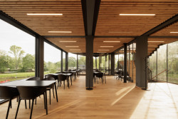 Dubová podlaha imituje palubu lodi.