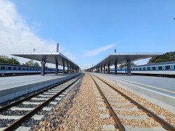 Nové přístřešky na třech nádražích v Kladně. Inovací prošly zejména podhledy - jsou to kazety, které umožní například vytvořit šikminu.