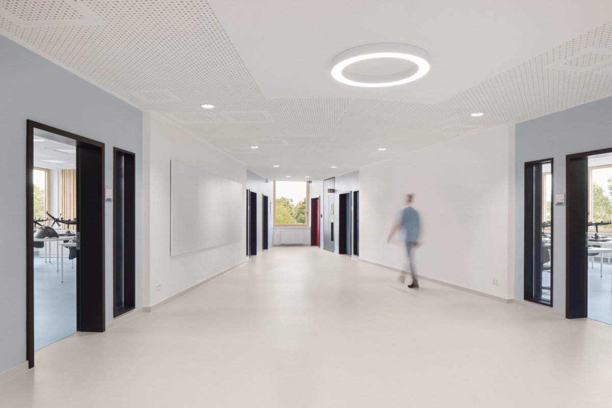 Příkladem materiálu, který lze použít v prostorách školy nebo školky, je interiérový nátěr StoColor Sil Premium. Je naprosto zdravotně nezávadný, vysoce odolný, neobsahuje žádné konzervační látky a má dokonce protiplísňový účinek.