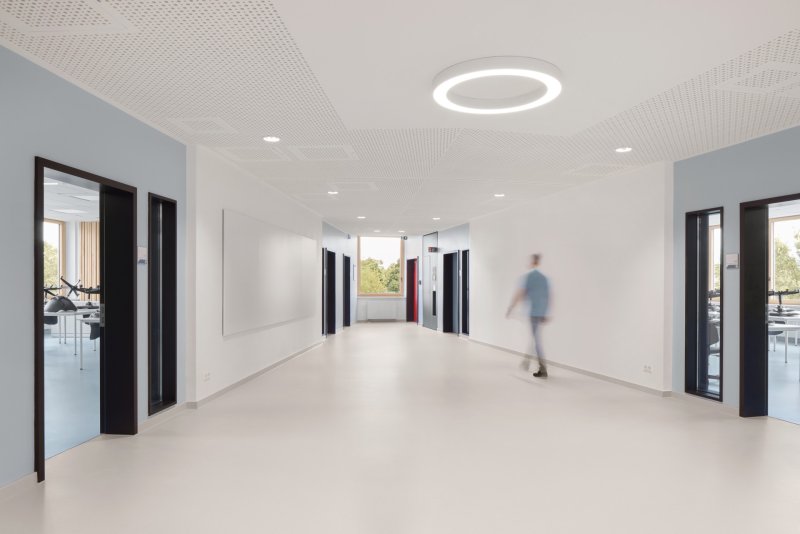 Příkladem materiálu, který lze použít v prostorách školy nebo školky, je interiérový nátěr StoColor Sil Premium. Je naprosto zdravotně nezávadný, vysoce odolný, neobsahuje žádné konzervační látky a má dokonce protiplísňový účinek.