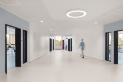 Příkladem materiálu, který lze použít v prostorách školy nebo školky, je interiérový nátěr StoColor Sil Premium. Je naprosto zdravotně nezávadný, vysoce odolný, neobsahuje žádné konzervační látky a má dokonce protiplísňový účinek.