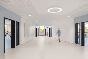 Příkladem materiálu, který lze použít v prostorách školy nebo školky, je interiérový nátěr StoColor Sil Premium. Je naprosto zdravotně nezávadný, vysoce odolný, neobsahuje žádné konzervační látky a má dokonce protiplísňový účinek.