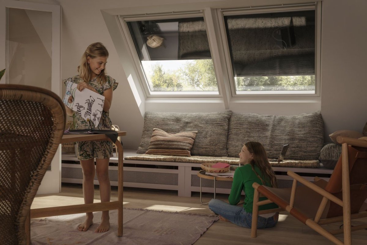 Lehká venkovní roleta na solární pohon SSS, Velux.