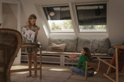 Lehká venkovní roleta na solární pohon SSS, Velux.