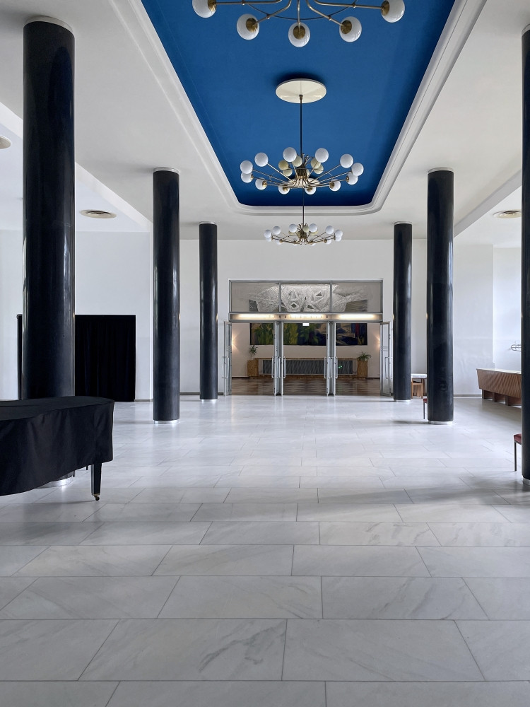 V hlavní roli modrá (Nové bar(v)y v Domě kultury Ústí nad Labem; 3+1 architekti)