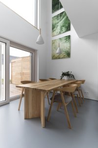 Na přízemí se nachází kuchyně s jídelnou. (Rodinný dům v Senici na Hané, TŘI.ČTRNÁCT architekti)