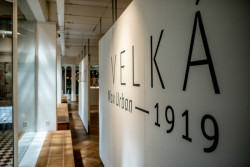 Expozice výstavy Ideální Velká/ Malá Praha, 1919/ 2019 v Galerii Lucerna.